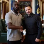 Теренс Кроуфорд прибув в Україну: боксер зустрівся із Зеленським і подарував йому цуценя