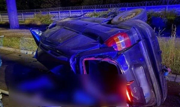 У Києві Opel упав із мосту: тіло водія витягли з-під авто